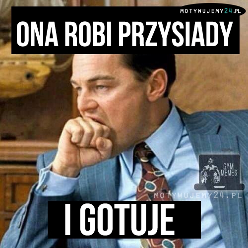 Ona robi przysiady..